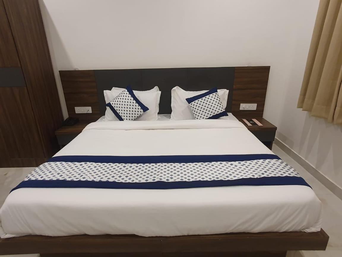 Kds Residency Hotel Greater Noida Eksteriør billede