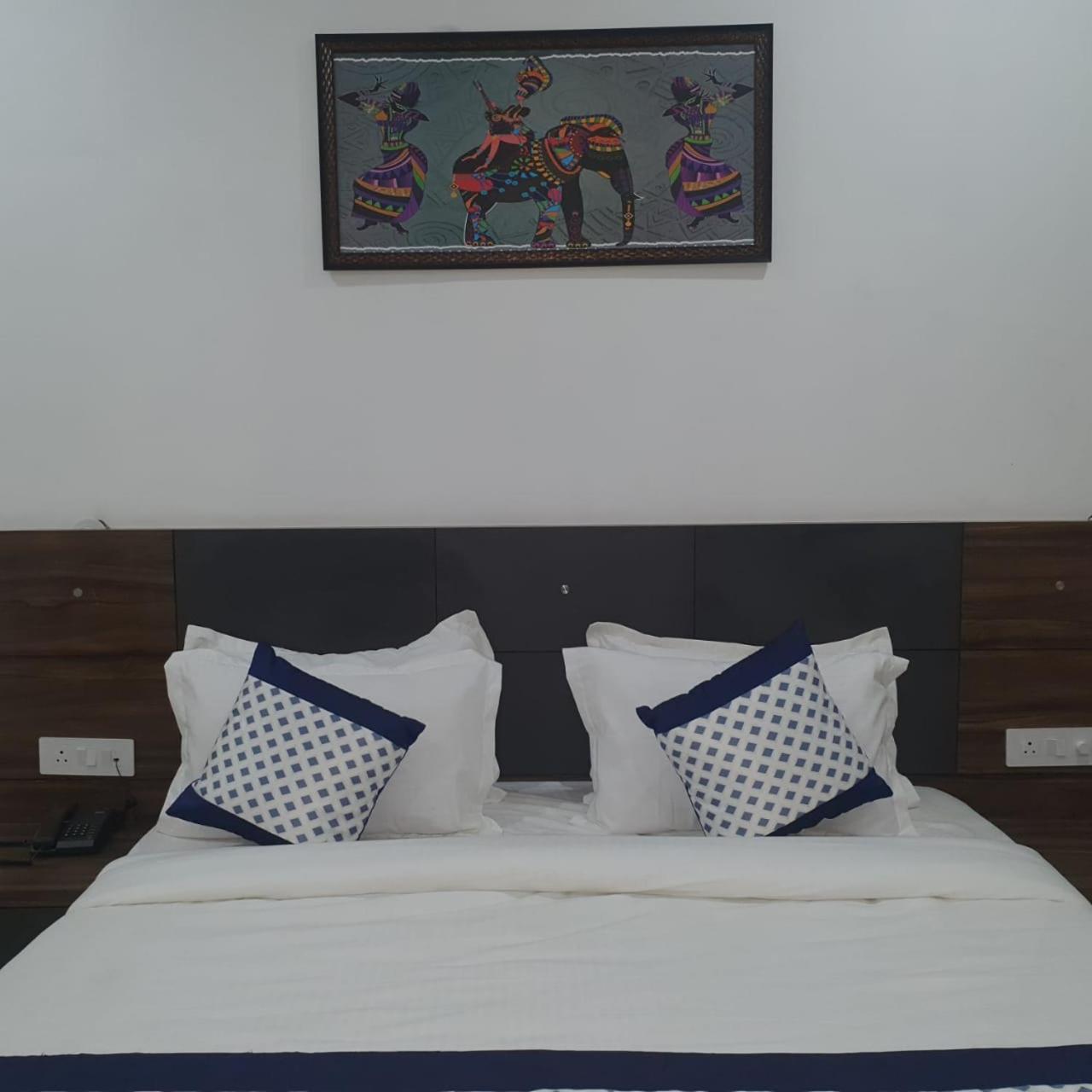 Kds Residency Hotel Greater Noida Eksteriør billede