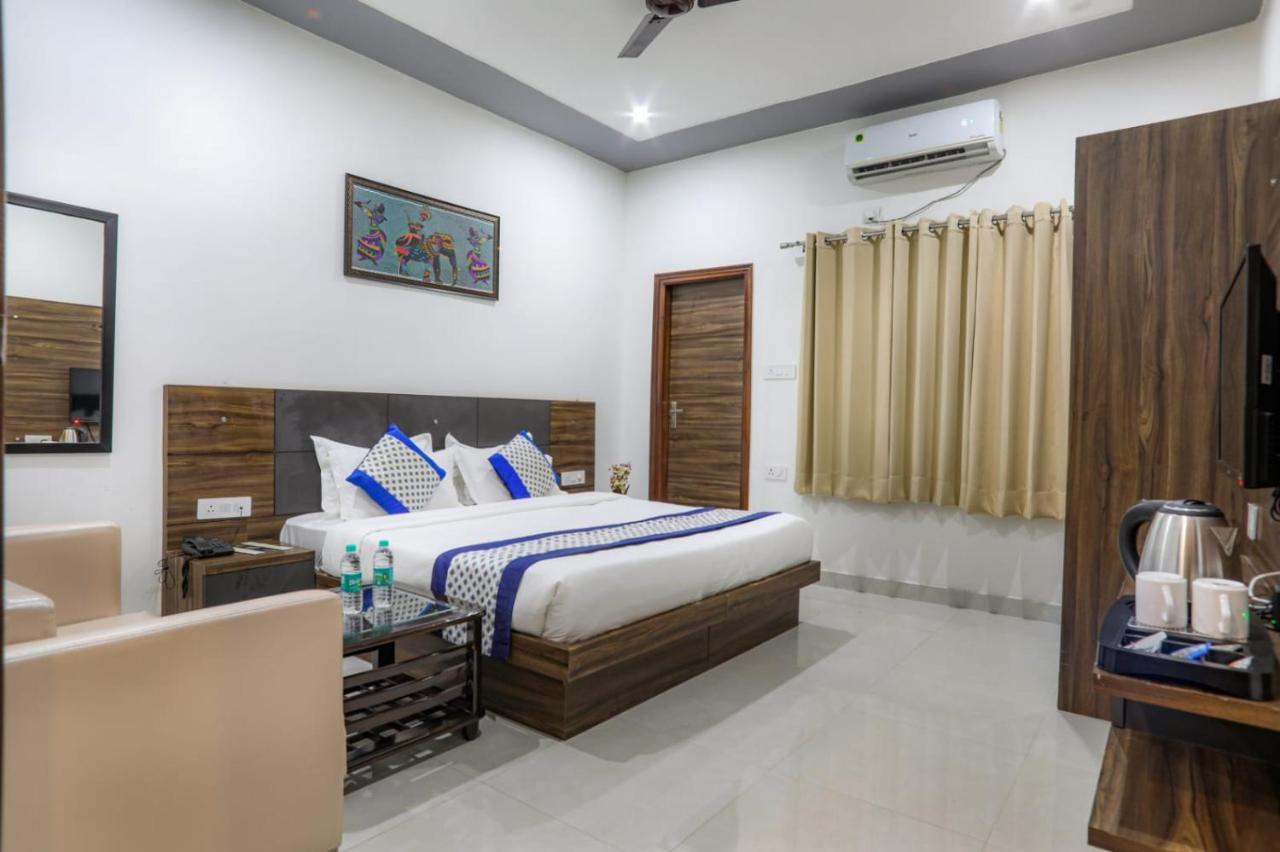 Kds Residency Hotel Greater Noida Eksteriør billede